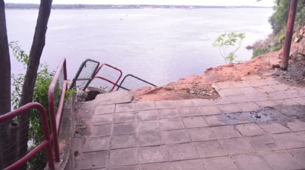 Derrumbe en mirador de Ita Pytã Punta expone abandono