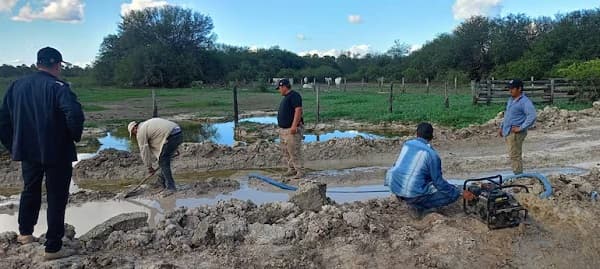 Desagotan caminos para evitar aislamiento en Alto Paraguay
