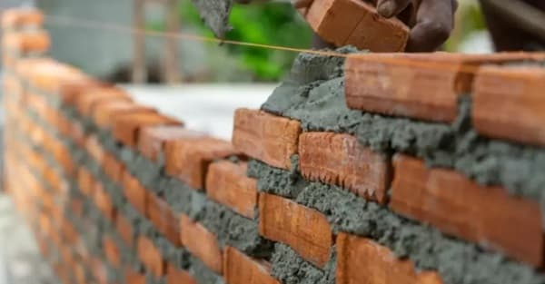 Albañiles celebran su día con solidaridad y reconocimiento