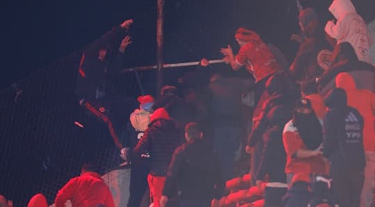 Batalla campal entre hinchas de Independiente y la U de Chile dejó varios heridos