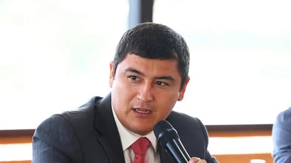 Oviedo critica gestión de Peña por endeudamiento y concentración de poder