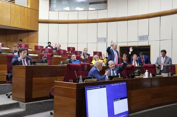 Senado rechaza intento cartista de limitar a la Contraloría