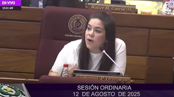 Viajes de Peña contrastan con falta de apoyo a estudiantes