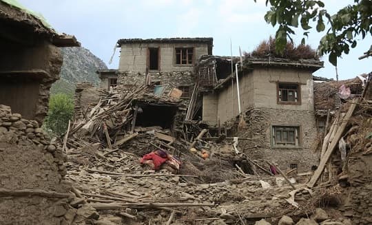 Suben a más de 1.400 los muertos por terremoto en Afganistán; hay 3.000 heridos y miles de casas destruidas