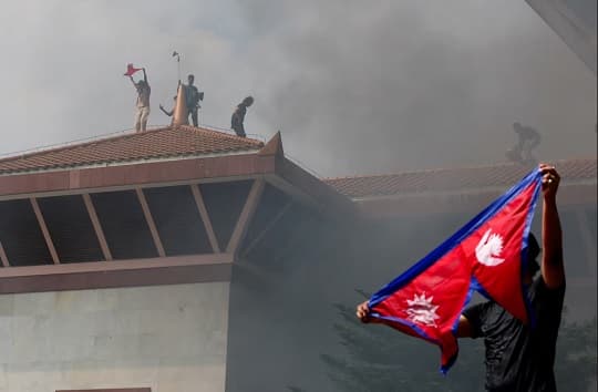Protestas en Nepal: incendian el Parlamento y casas de líderes políticos