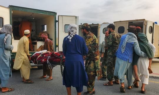 Terremoto en Afganistán deja más de 800 muertos