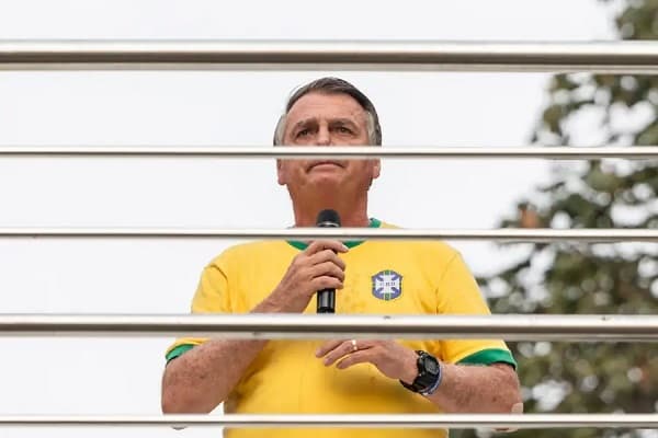 Bolsonaro hospitalizado tras condena: estado de salud bajo urgencia