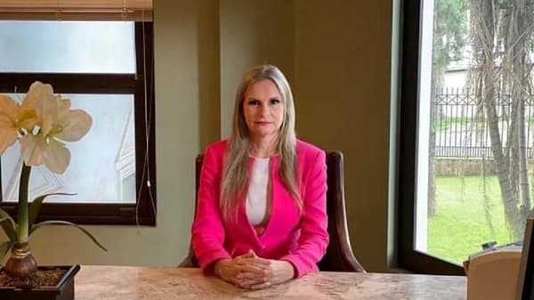 Familiares se llevan por la fuerza cuerpo en velorio