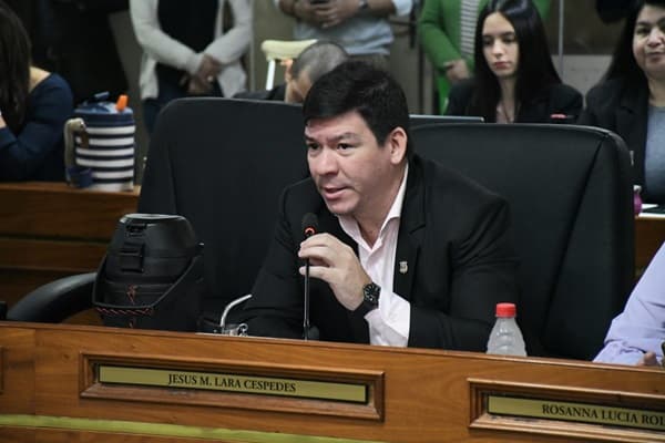 Concejales prohíben homenaje a activista trans en salón municipal