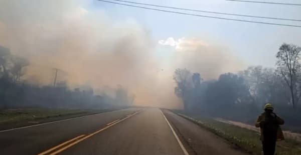 Incendio destruye casi la mitad del Cerro Corá