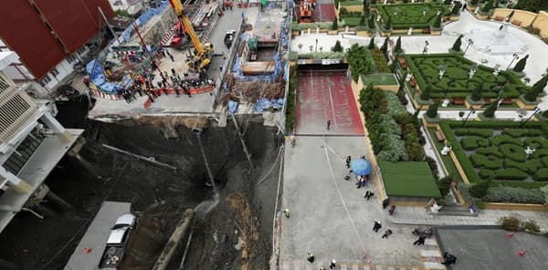 Gigantesco socavón frente a hospital de Bangkok