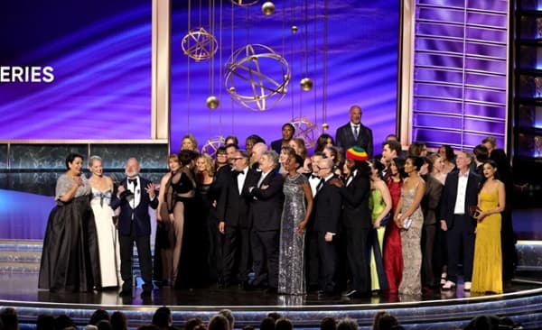 Triunfan The Pitt, The Studio y Adolescence en los Emmy 2025