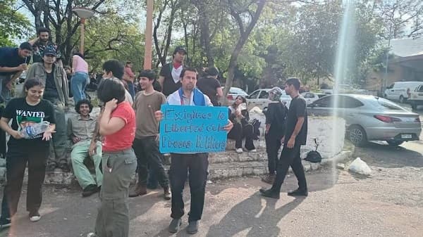 Jóvenes en vigilia exigen liberación de 31 detenidos