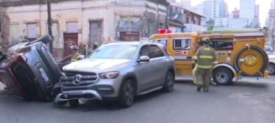 Camioneta vuelca tras choque en pleno centro de Asunción