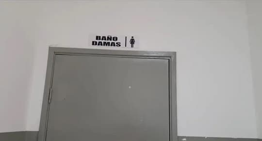 Mujer fue a consultar por dolor abdominal y terminó dando a luz en el baño de un hospital de Santaní