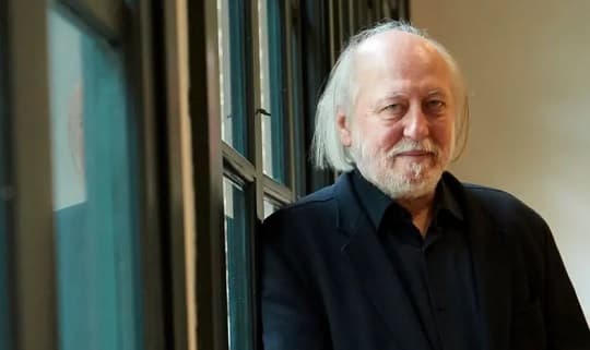 Escritor húngaro gana el Premio Nobel de Literatura 2025