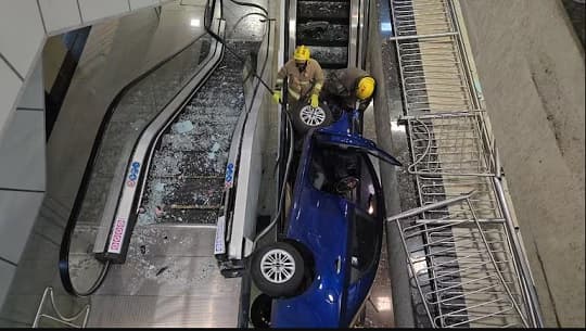 Un automóvil terminó incrustado en las escaleras del Shopping Fuente de San Lorenzo