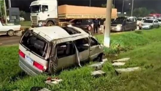 Furgón con marihuana volcó en Ciudad del Este y vecinos se llevaron los panes de droga