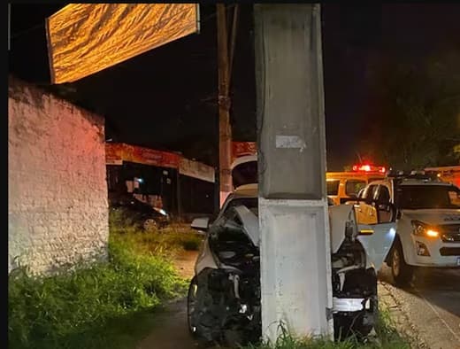 Conductor se quedó dormido y chocó contra columna de la ANDE en Bruno Guggiari