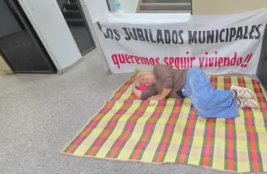Jubilados municipales amanecen frente a la comuna exigiendo pagos