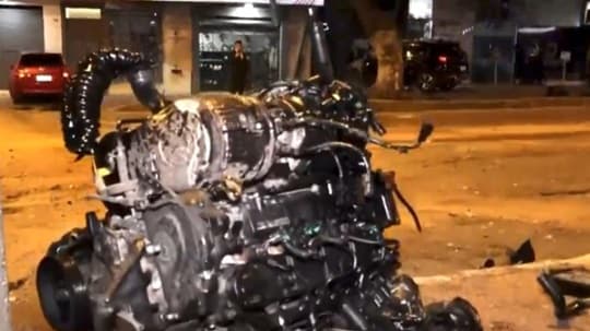 Camioneta pierde el motor tras fuerte choque en el viaducto de República Argentina