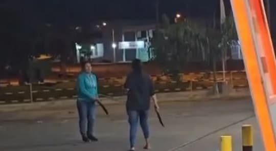 Pelea de mujeres con machetes en una estación de servicios de Yby Yaú