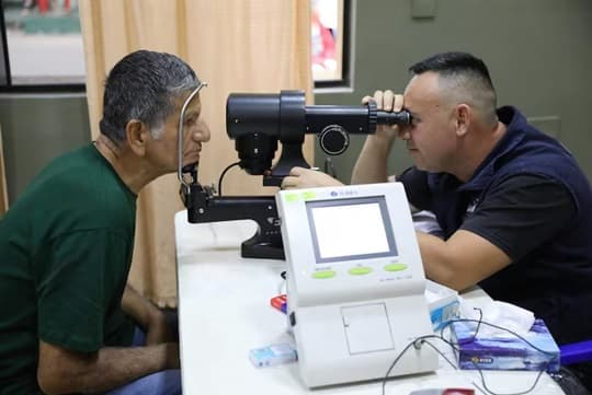 Denuncian sobrecostos en contrato de cirugías oftalmológicas