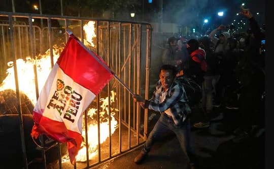 Perú: manifestante muerto y caos total con más de 100 heridos en batalla campal contra el Congreso
