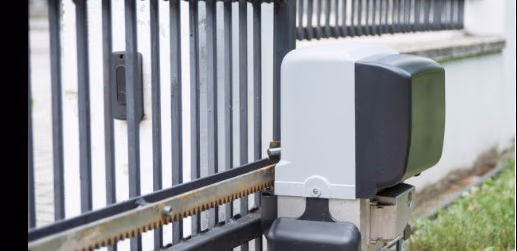 Joven muere electrocutado al abrir un portón metálico en Asunción