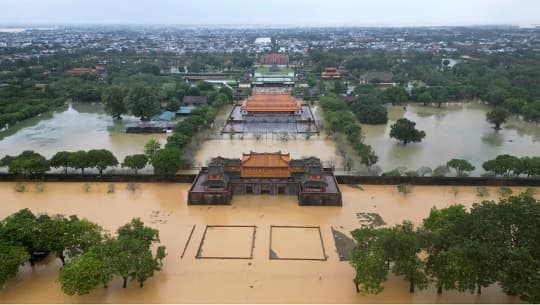 Vietnam sufre lluvias récord que inundan su histórica Ciudad Imperial