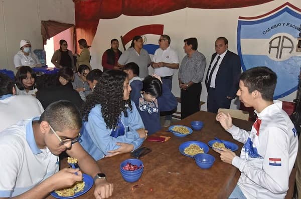 Ramírez verifica almuerzos tras denuncias por frutas verdes