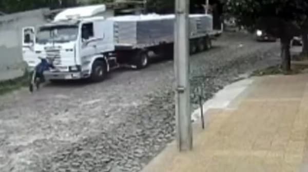 Camión sin frenos derriba muro de casa en barrio Terminal