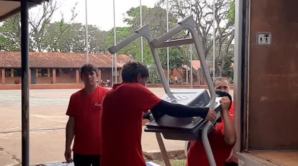 Justo Zacarías entrega pupitres chinos a pocos días de internas municipales