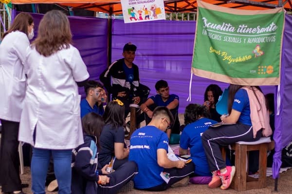 Jóvenes rechazan libros de educación sexual del MEC avalados por pastor evangélico