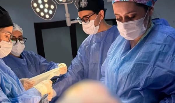 Mujer de 56 años supera cirugía por tumor ovárico de 11 kilos