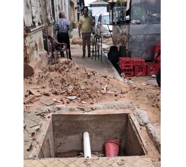 Persona ciega cae a pozo sin señalización en microcentro