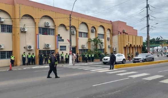 Tensión en Lambaré: funcionarios bloquean ingreso a Carol González