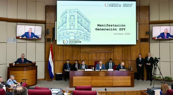 Riera expone chats y confirma espionaje en protesta