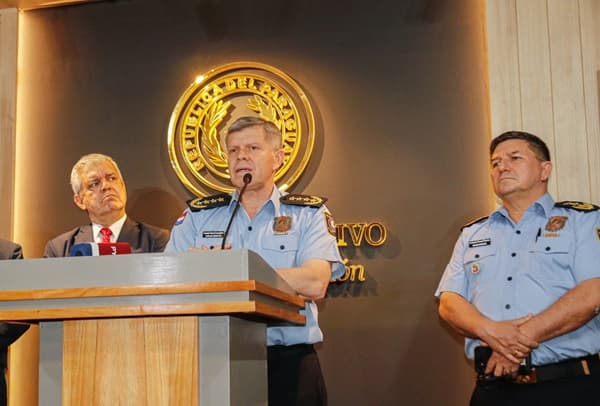 Comandante Carlos Benítez niega sobornos y defiende su patrimonio tras acusaciones