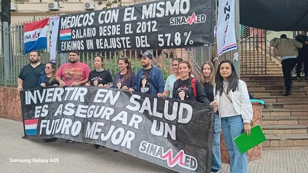 Médicos protestan frente al Ministerio de Salud por ajustes en el PGN 2026