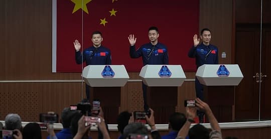 Tres astronautas chinos regresaron a la Tierra tras fallas en la cápsula por impacto de basura espacial