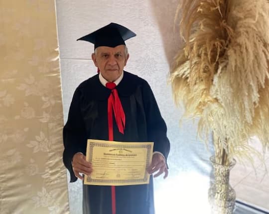 Caaguazú: a los 67 años, logra su título de abogado