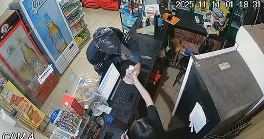 Ladrón usa una bolsa en la cabeza para asaltar con machete una bodega