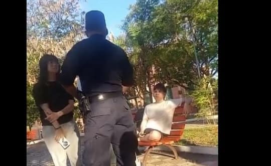 Acusan autoritarismo policial en la Plaza de los Desaparecidos: ciudadanos solo recordaban a sus seres queridos, víctimas del stronismo