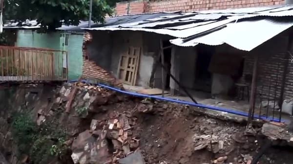 Colapsa muro del arroyo Paraguarí y amenaza viviendas en Barrio Obrero