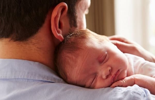 Proponen extender permiso por paternidad hasta 30 días