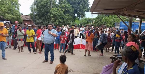 Turba encabezada por el diputado cartista “Mino” Adorno toma la Municipalidad de Puerto Casado