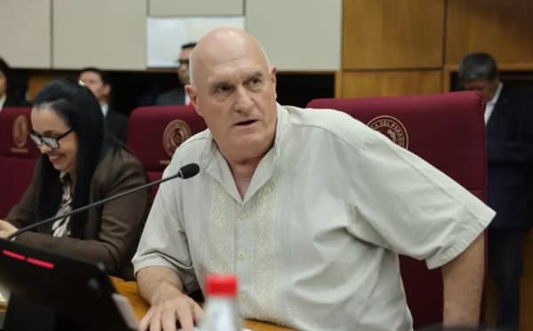 Senador sorteará parte de su salario cada mes