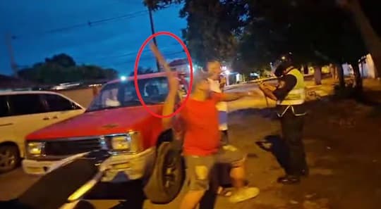 Agreden a policías tras bloquear calle en Fernando de la Mora