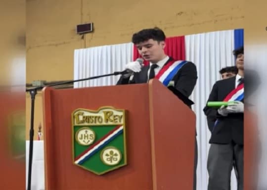 Egresado del Cristo Rey cuestiona corrupción en acto de graduación